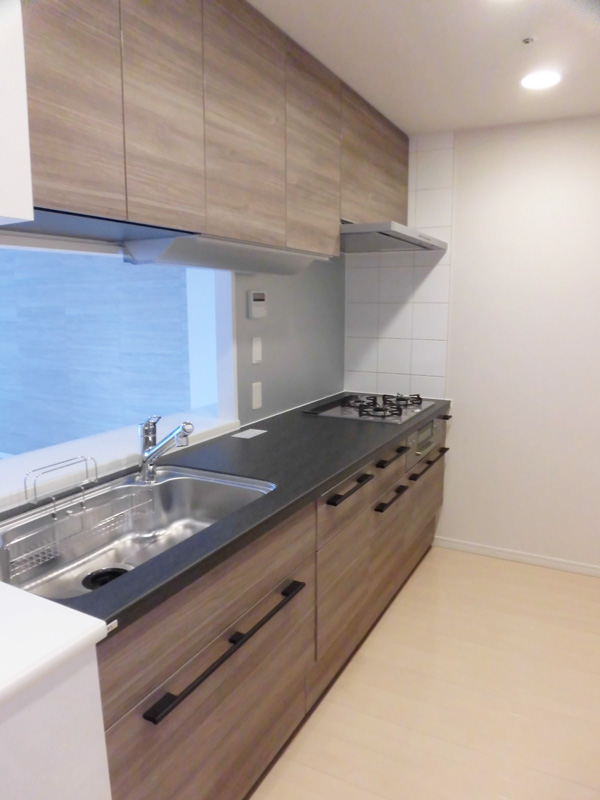 ウォールナット×ブラックでシックなキッチンに